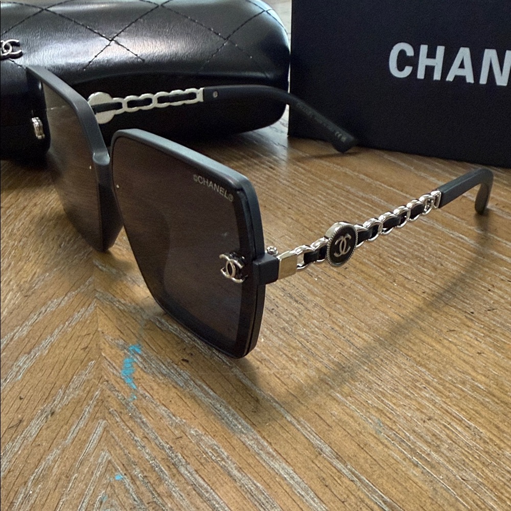 CHANEL Black Square Oversized Sunglasses with Silver CC Logos - Picture 4 of 8
